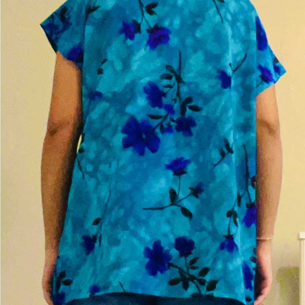 Size M (Medium) Purple and Blue Floral Short Sleeve Blouse - Picture 2 of 5